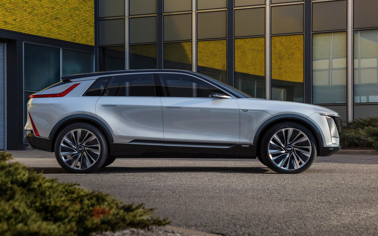 Cadillac Lyriq EV 2021 SUV Drive